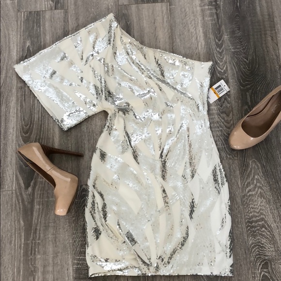 Beautiful white dress with silver glam! 🌟 - Picture 5 of 5